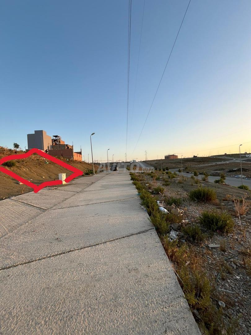 Terrain R4/ أرض محفظة à vendre sur route de 30m à un prix attractif