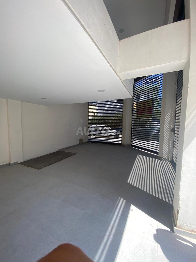 MAGASIN ongle 100M2 à louer QUARTIER LES HÔPITAUX