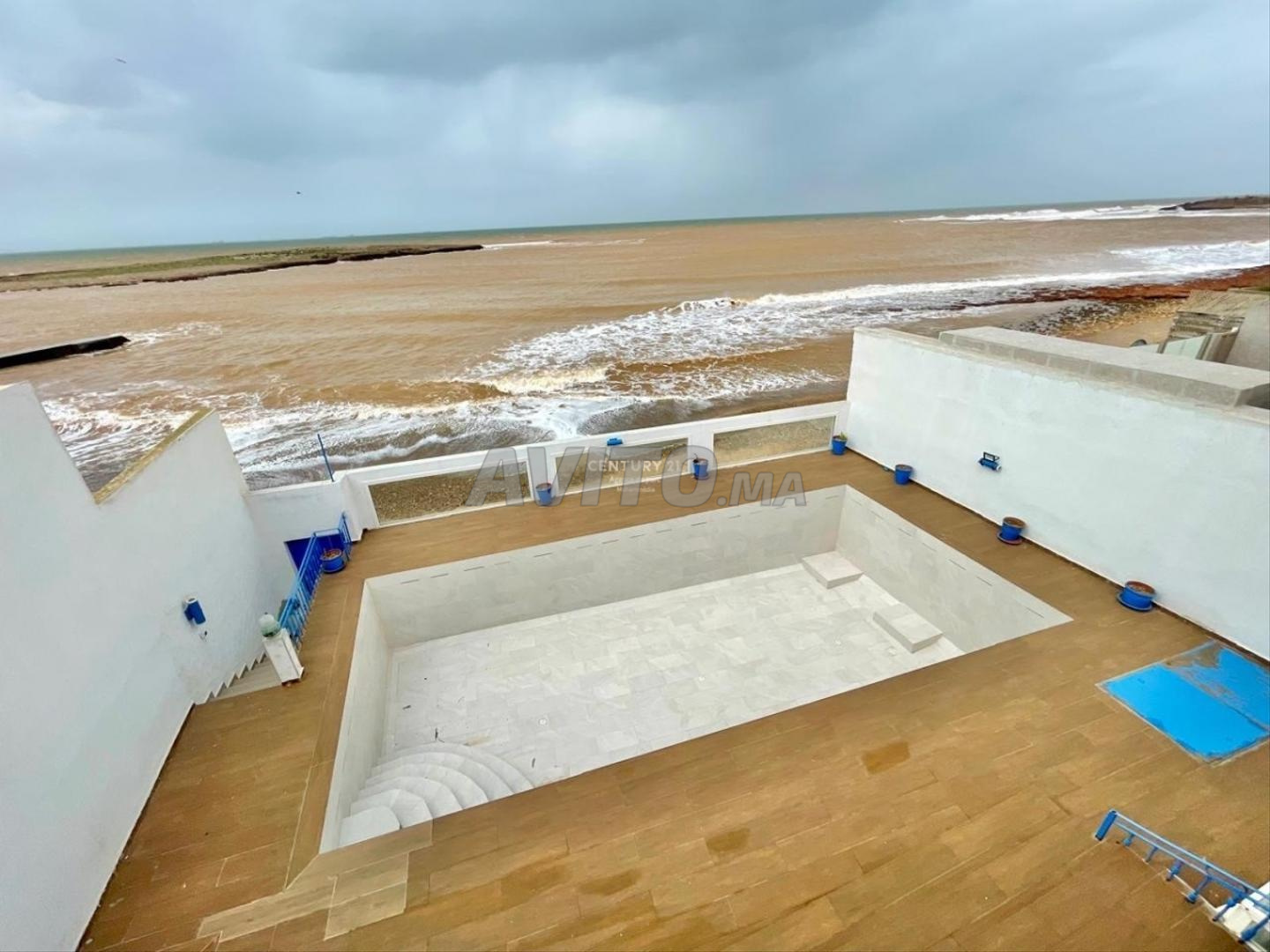 Villa de 374m² avec piscine à louer