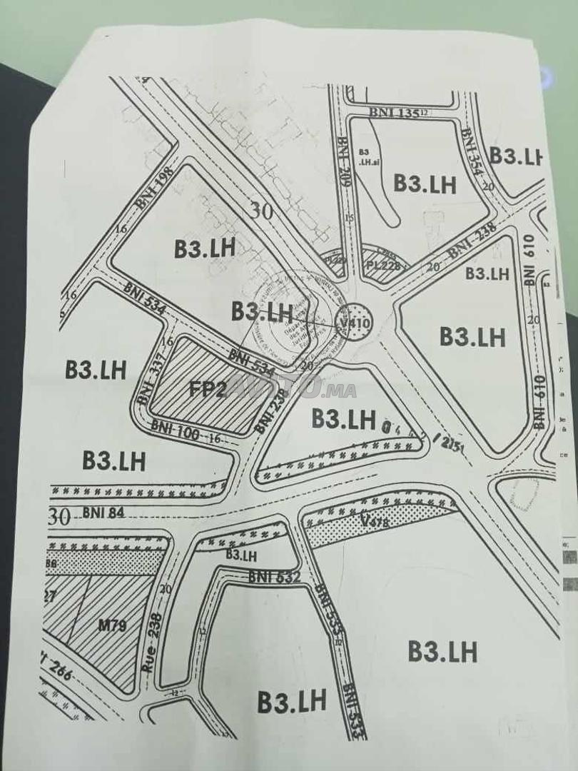 Terrain à vendre 1580 mètres sur 3 façades Al Moujamâa Al Housna