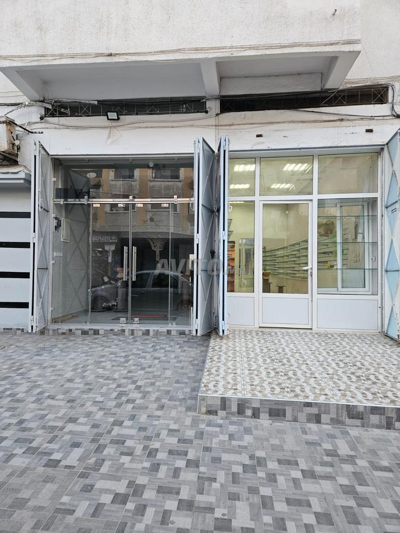 Local commercial à louer avec pas de porte saroute