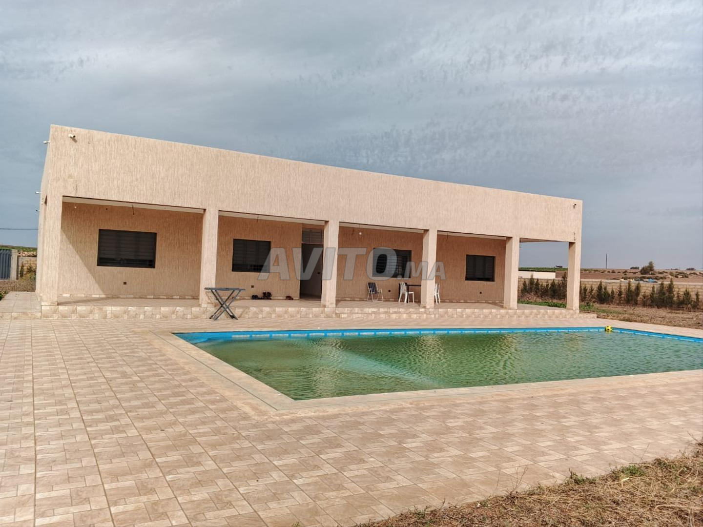 Terrain avec villa à vendre, excellent emplacement à Bir Jdid