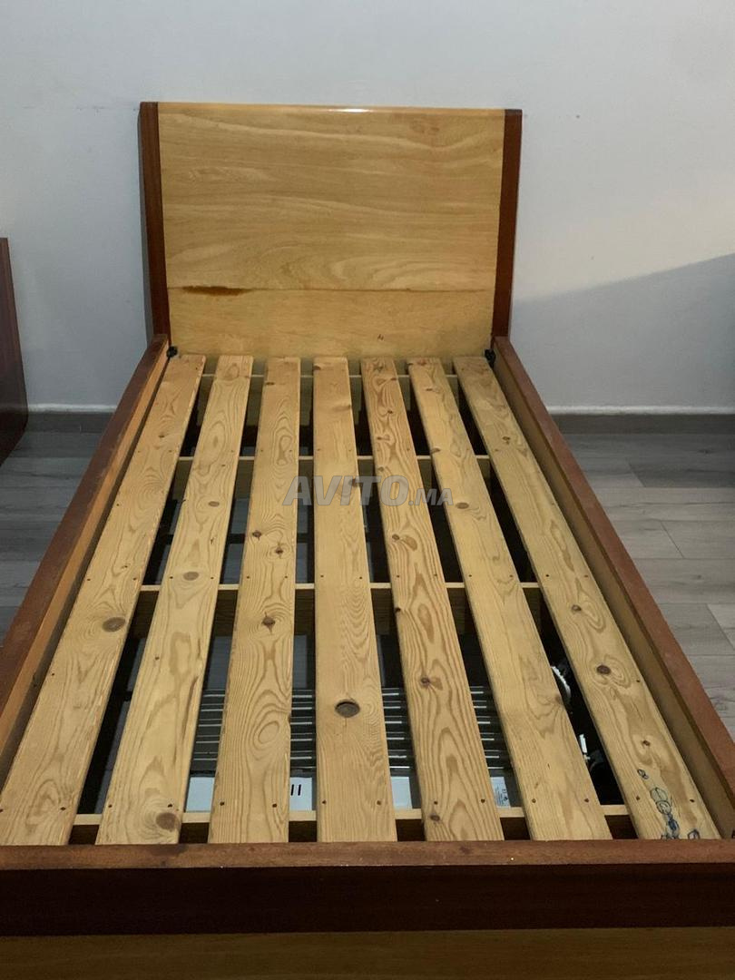 Trois lits en bois