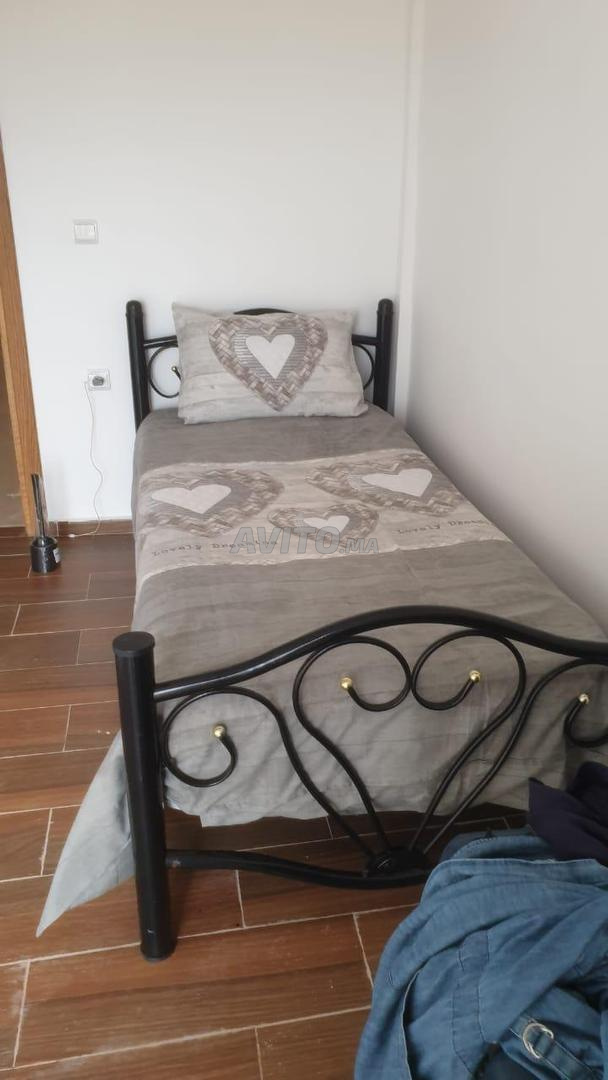 Cadre de lit 90 cm à vendre.