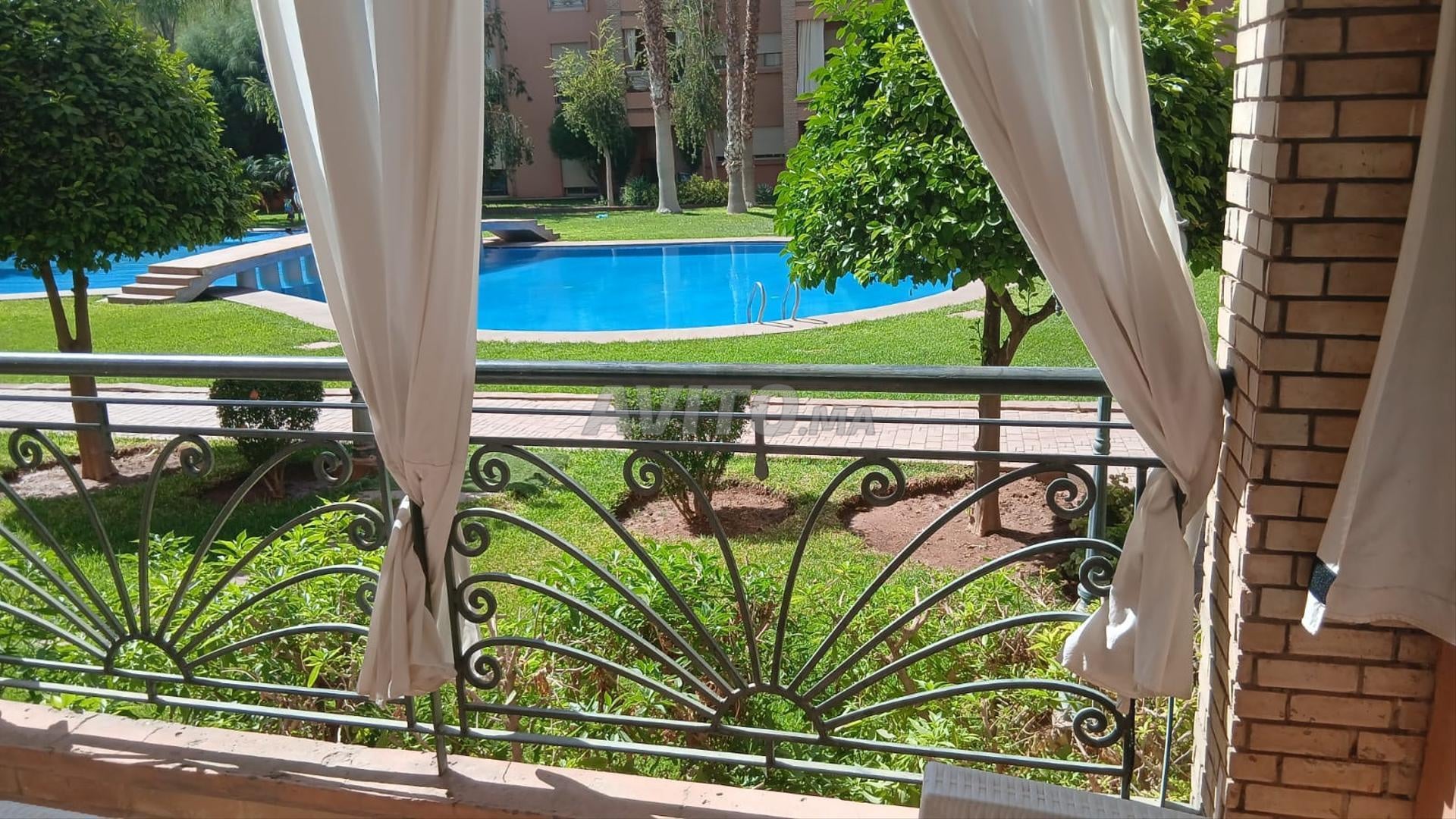 Rez de jardin à vendre 107 m² vue sur piscine