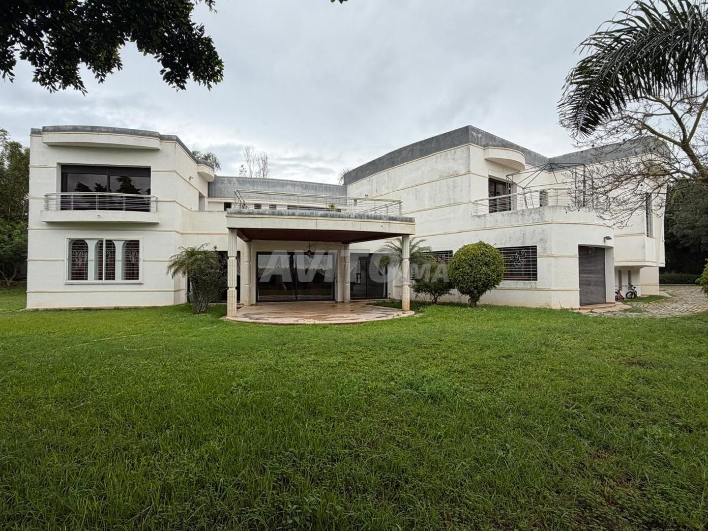 Villa haut standing 2860m² en vente à Souissi II