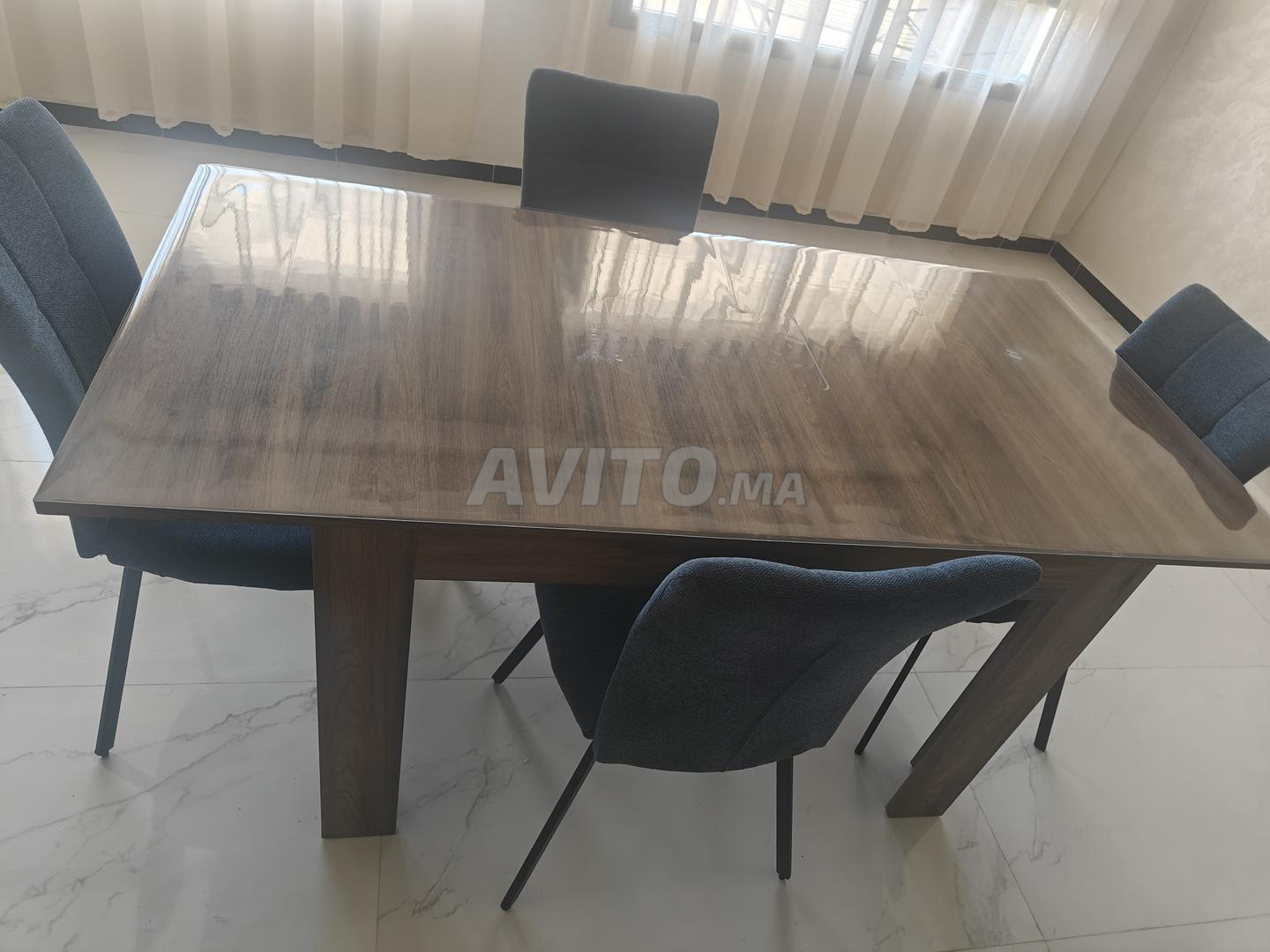 Table à manger avec 4 chaises – Presque Neuf