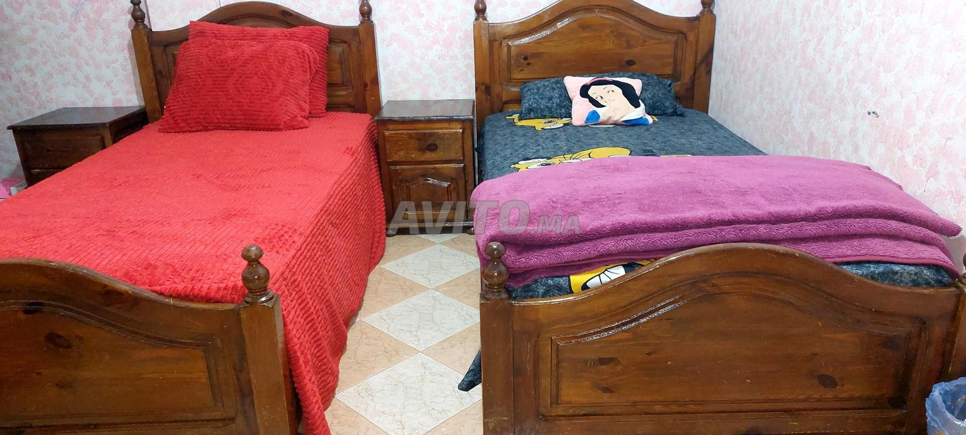 Vente de deux lits et un bureau très bonne qualité