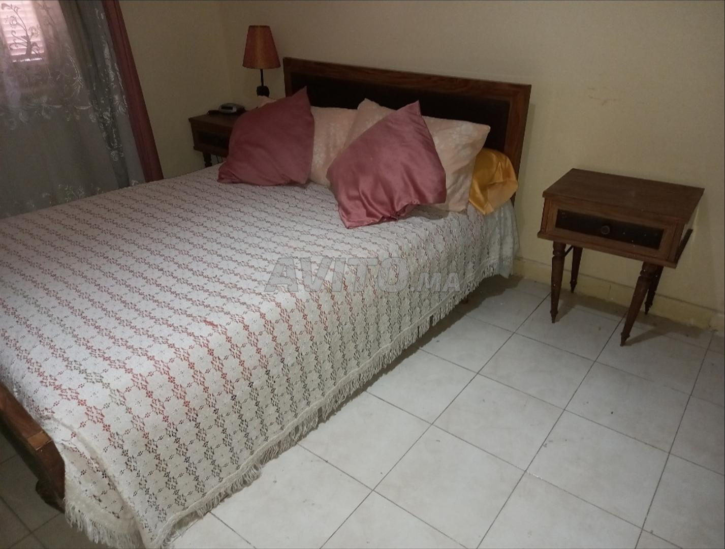Grand lit avec table de chevet à vendre