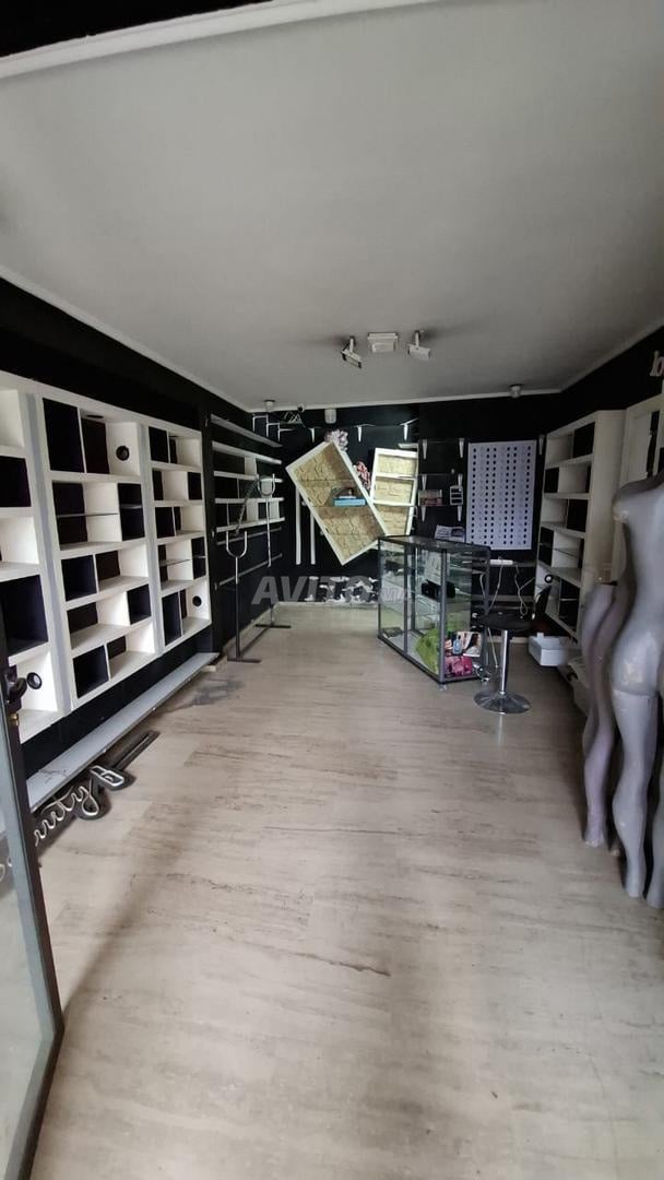 BOUTIQUE À VENDRE , À CÔTÉ DE CAFÉ L'AGORA