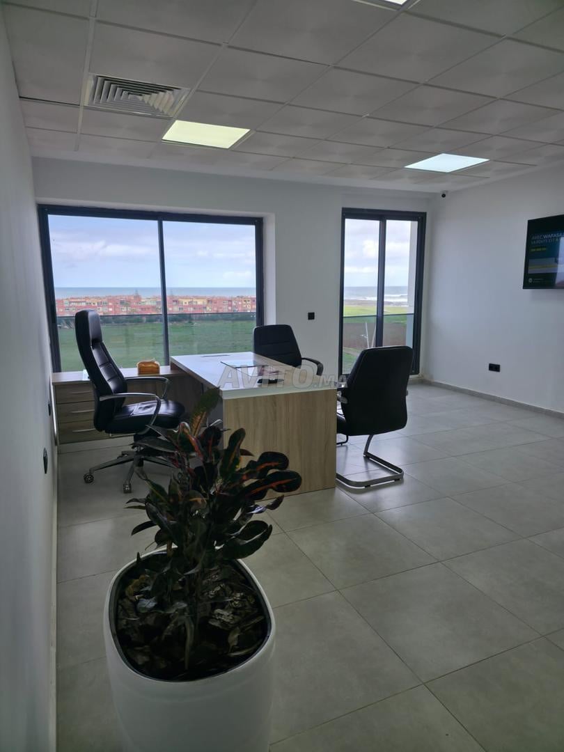 Plateau de bureau aménagé avec vue sur mer à Mansouria.