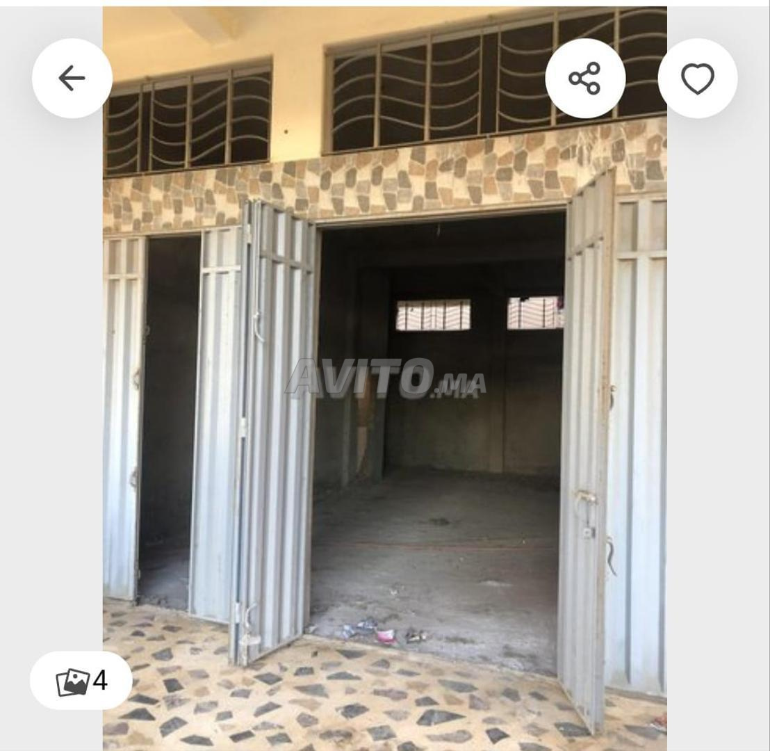Deux magasins adjacents à vendre