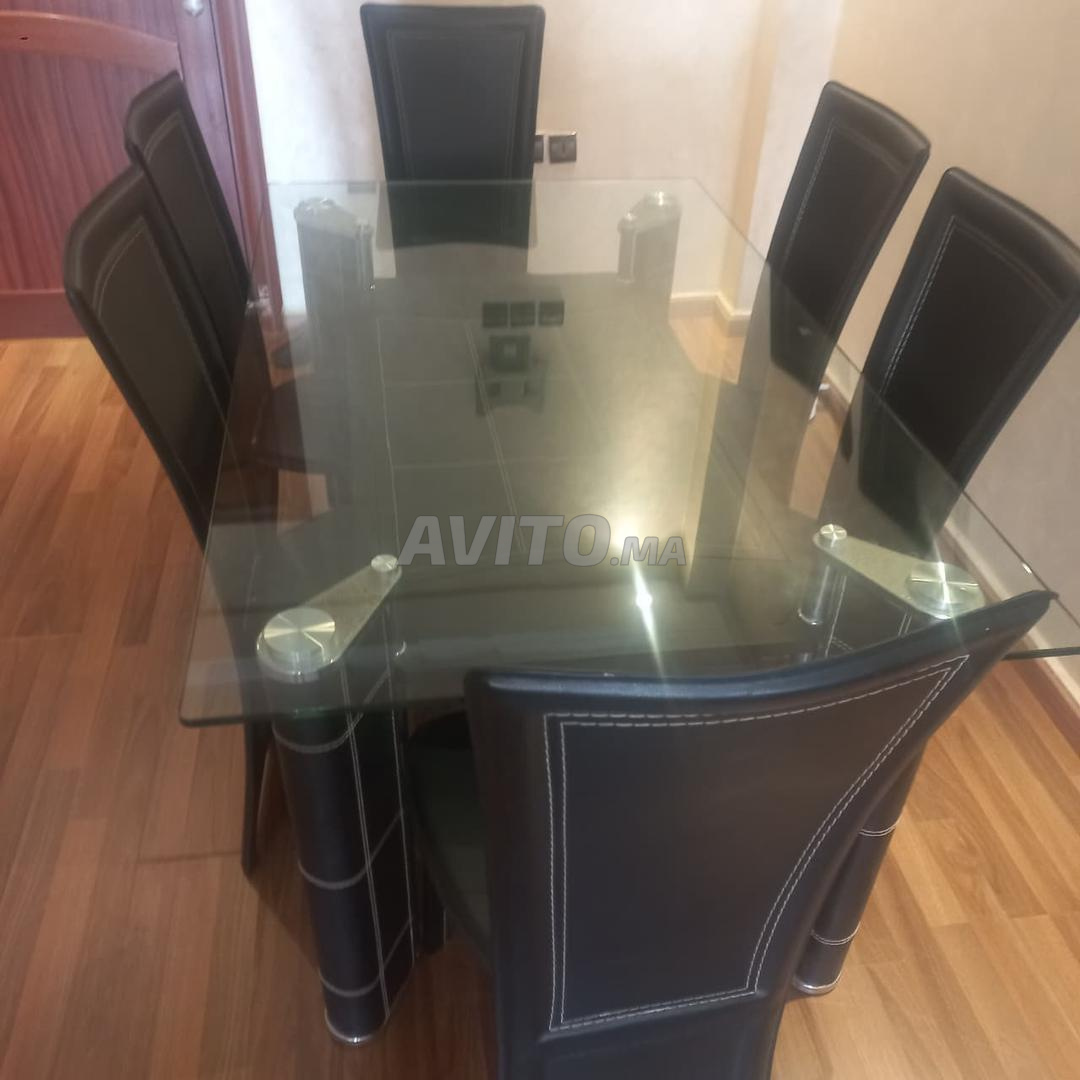 Vente d'une table à manger avec 6 chaises