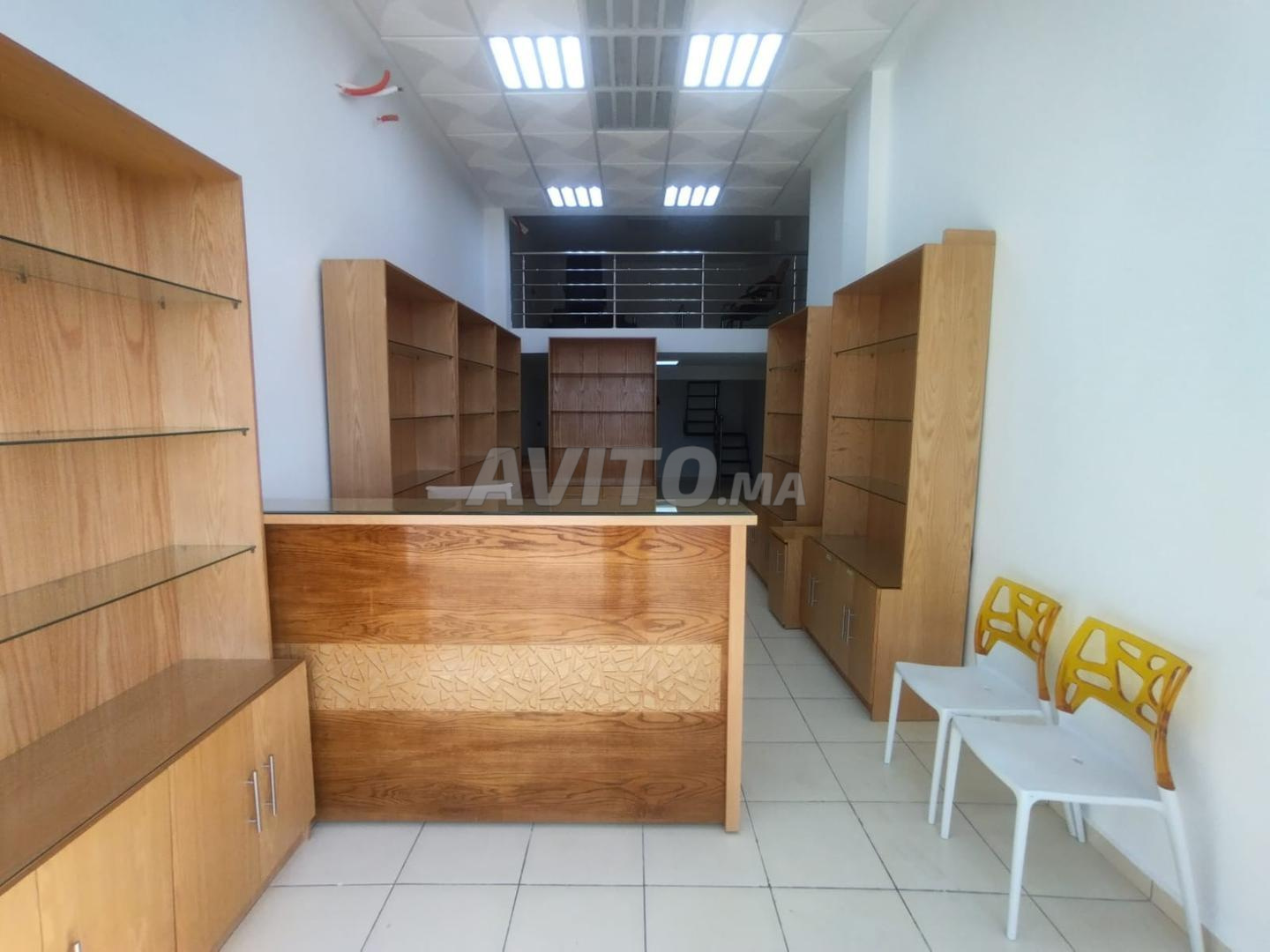 12 vitrines en bois chêne à vendre Kénitra