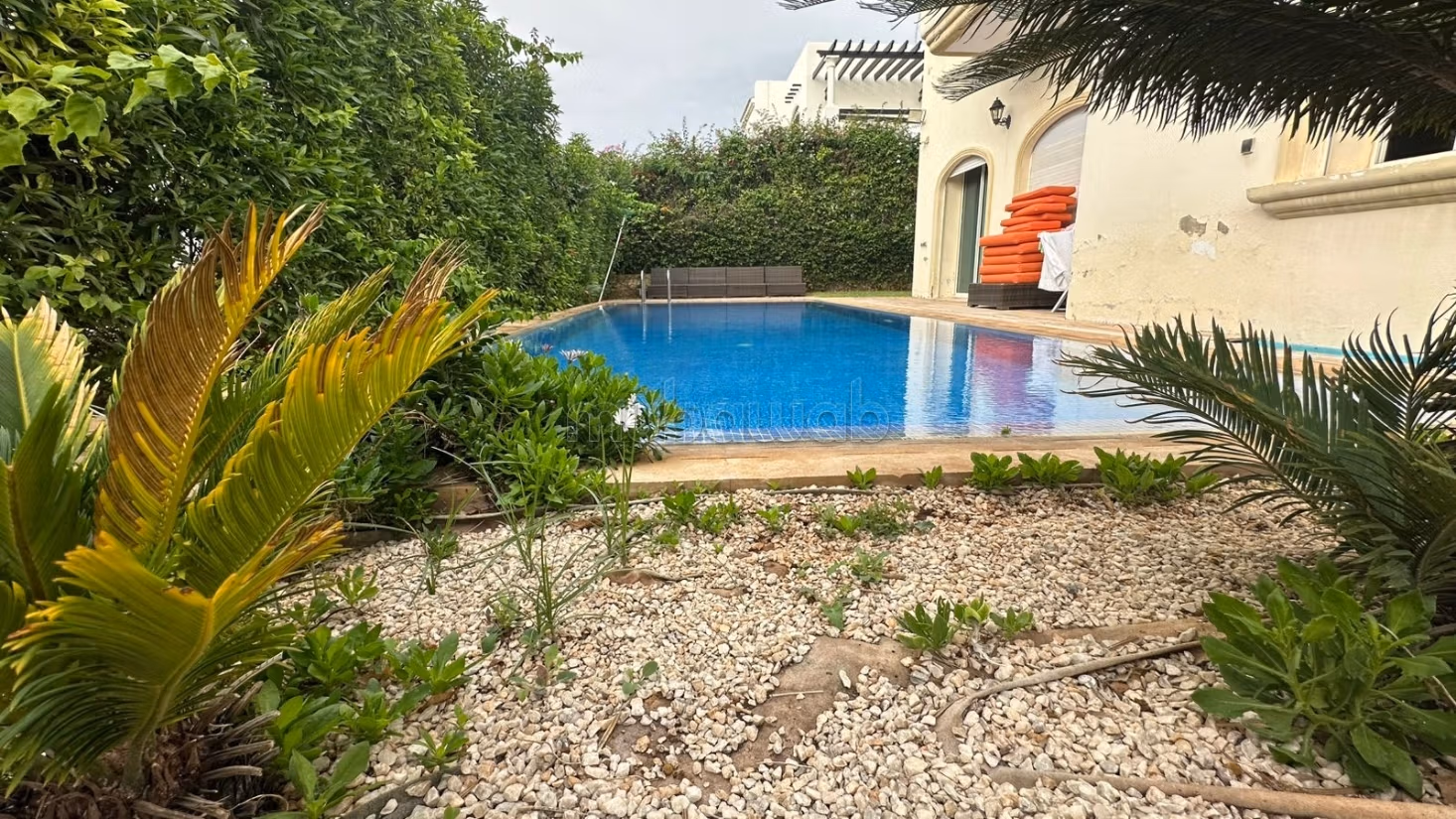 Top villa avec piscine à la location