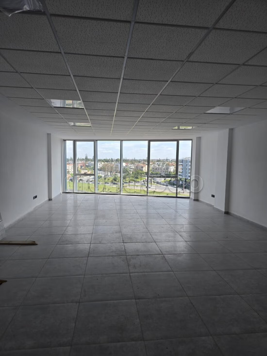 Location de bureaux à Oasis.
Superficie 73 m².
Porte blindée...