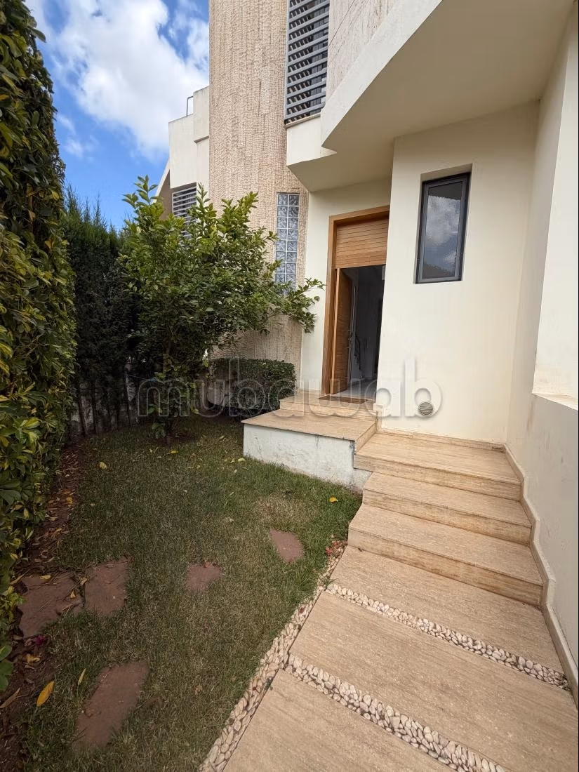 Superbe villa à louer à Dar Bouazza. 
Surface de 250 m². 
Pi...