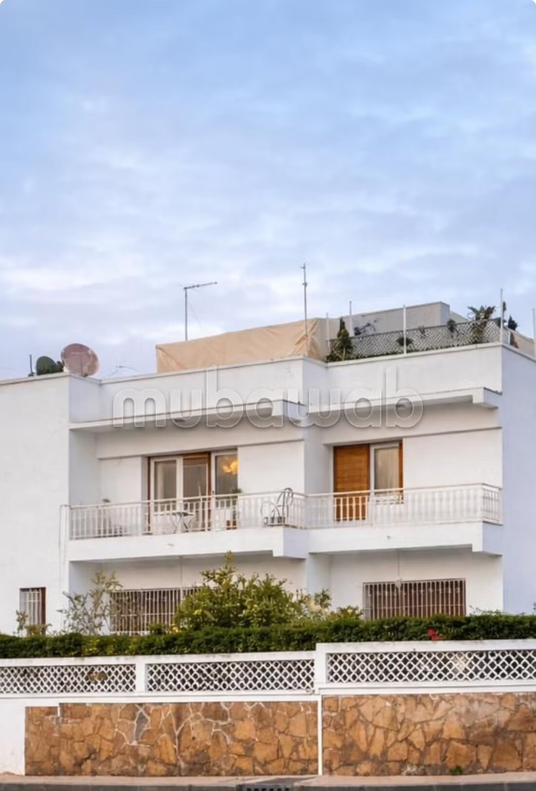 Étage de villa à usage bureau à louer