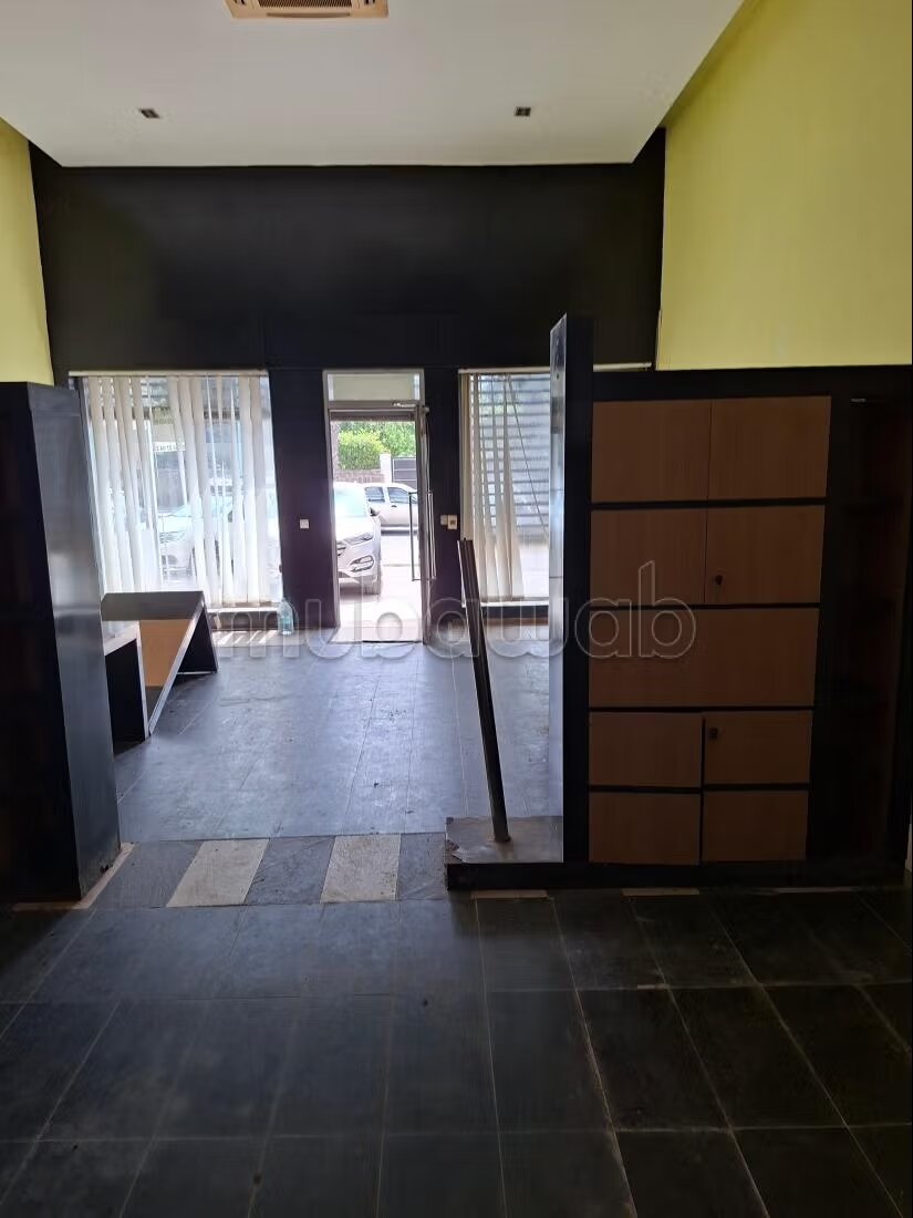 Habit immobilier met en vente un local commercial avec mezza...