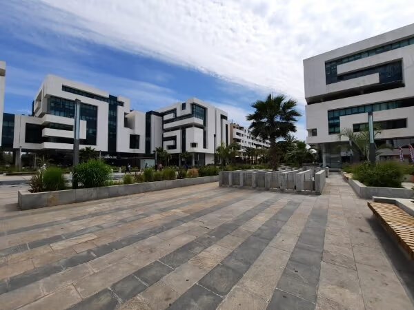 Villa 300 m² à louer à Rabat — Photo 3
