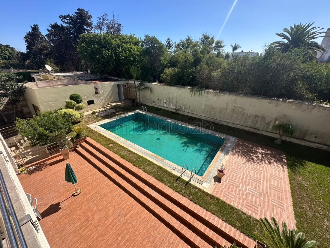 Somptueuse maison à vendre à Californie. 
4 grandes pièces...