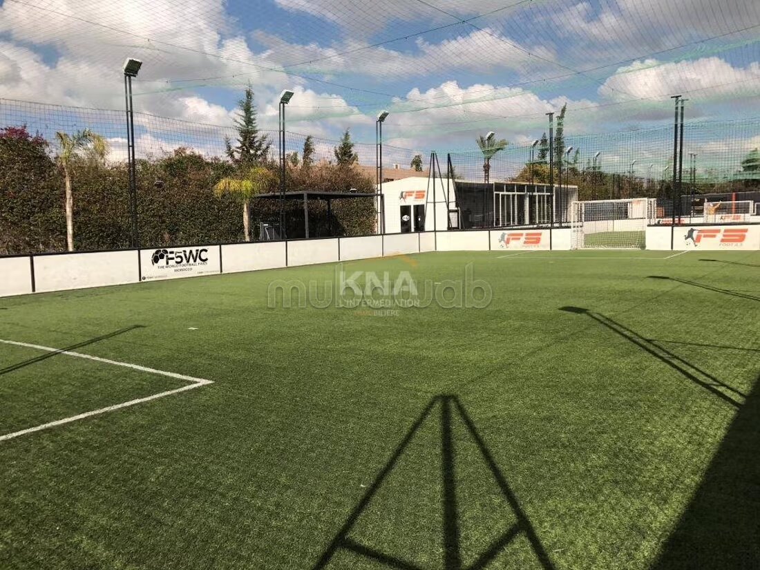 Complexe sportif dédié au monde du football situé à 11 km de...