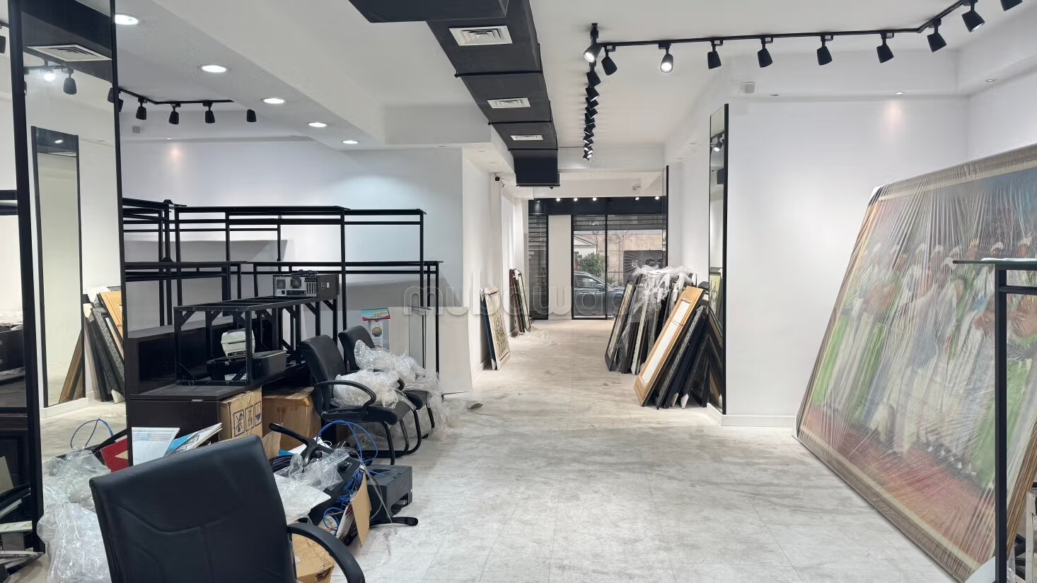Local commercial en vente sur Les Hôpitaux.
Surface totale 2...