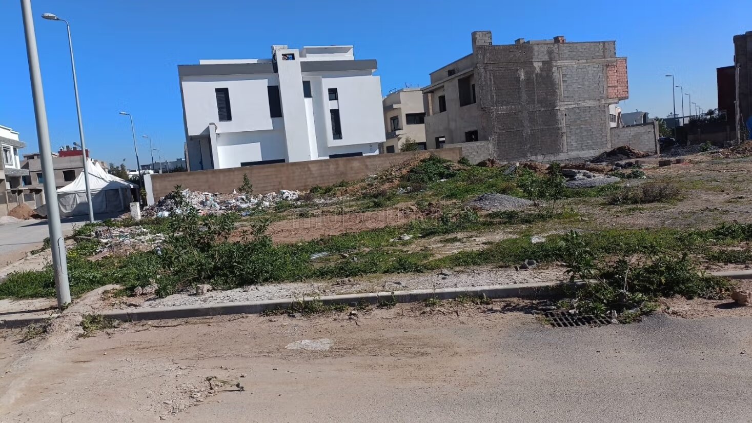 Terrain a la vente à Bouskoura.
Surface totale 220 m²