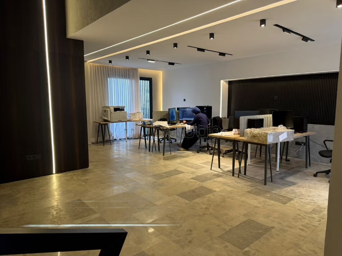 Beaux bureaux à louer à Les Hôpitaux.
Superficie 210 m².
Por...