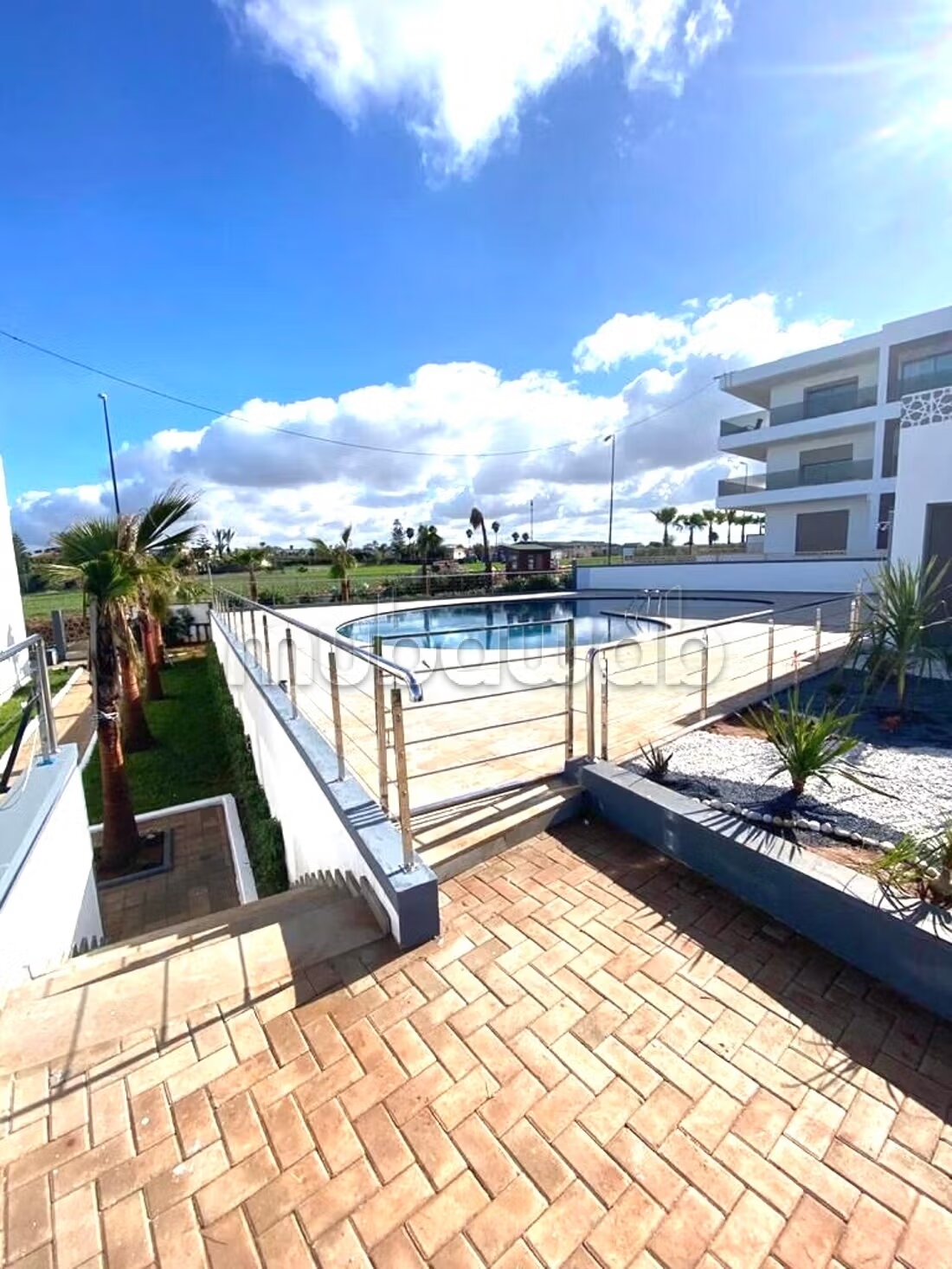 Coquet appartement vue piscine vide ou meublé