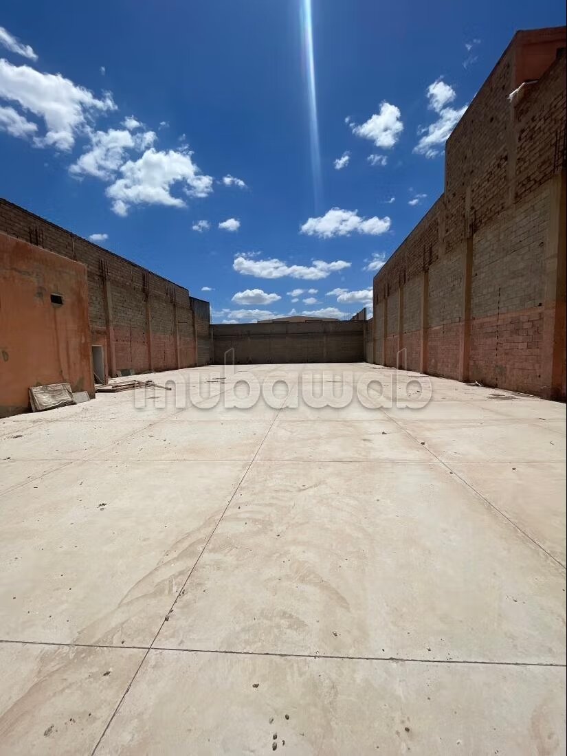 Hangar 800 m² à louer — emplacement stratégique pour votre a...