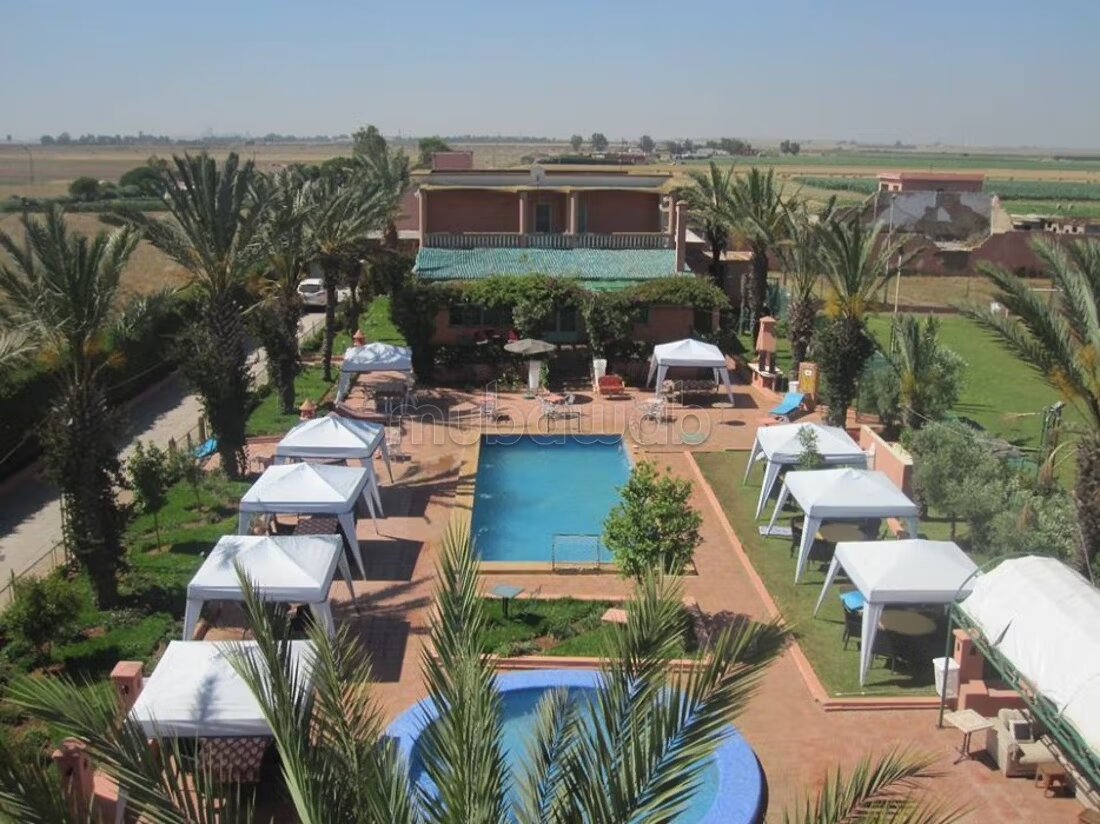 Grande maison avec piscine et jardin