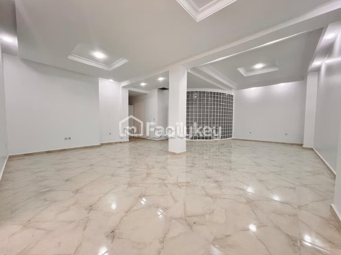 Local commercial de 100 m² à Casablanca