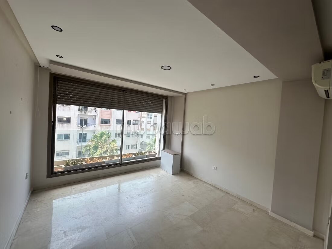 Beaux bureaux à louer à Bourgogne Ouest.
Surface de 52 m².
C...