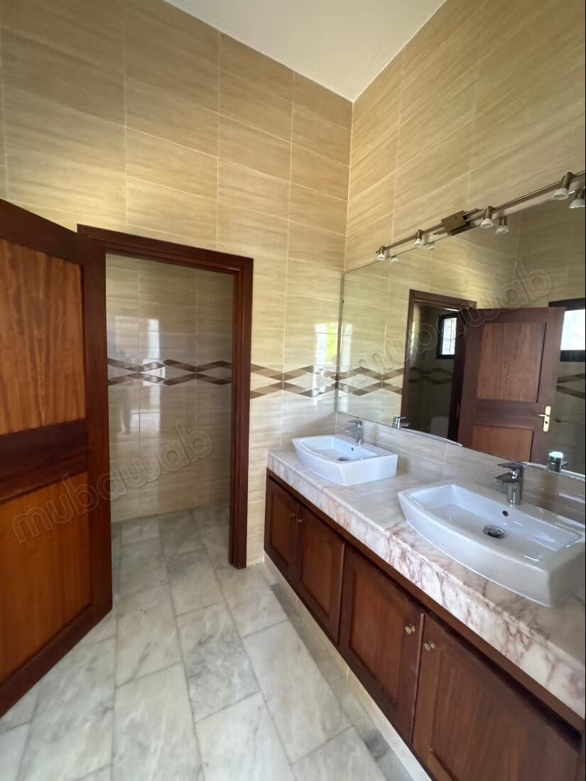 Villa 1800 m² à louer à Rabat – Souissi — Photo 11