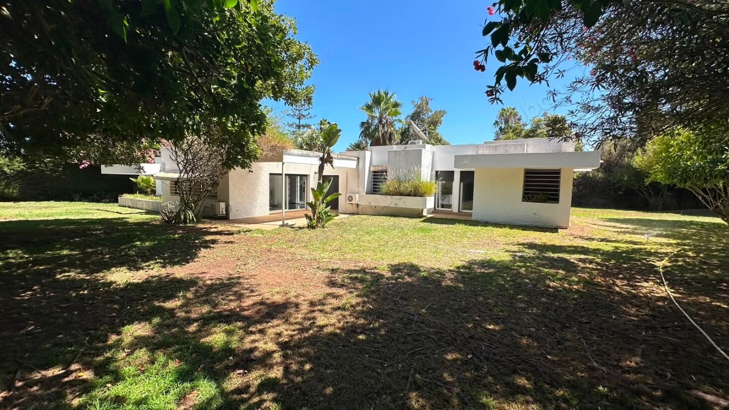 Villa 400 m² for rent in Rabat – Souissi — Photo 3