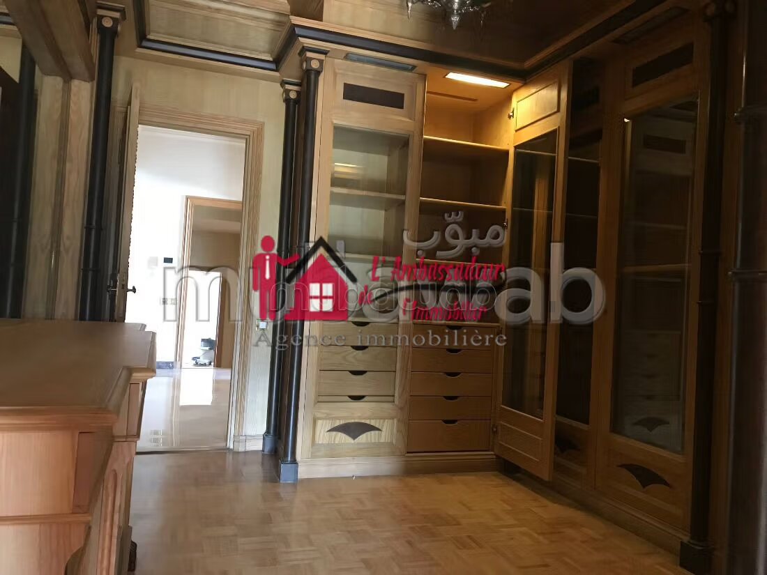 900 m2 Villa for Sale in Longchamps — Photo 5