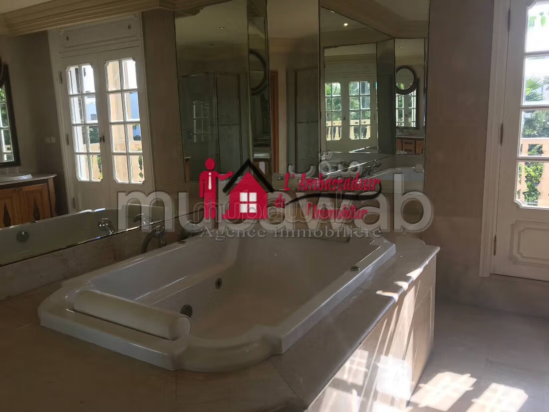 900 m2 Villa for Sale in Longchamps — Photo 6