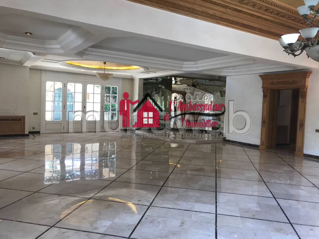 900 m2 Villa for Sale in Longchamps — Photo 7