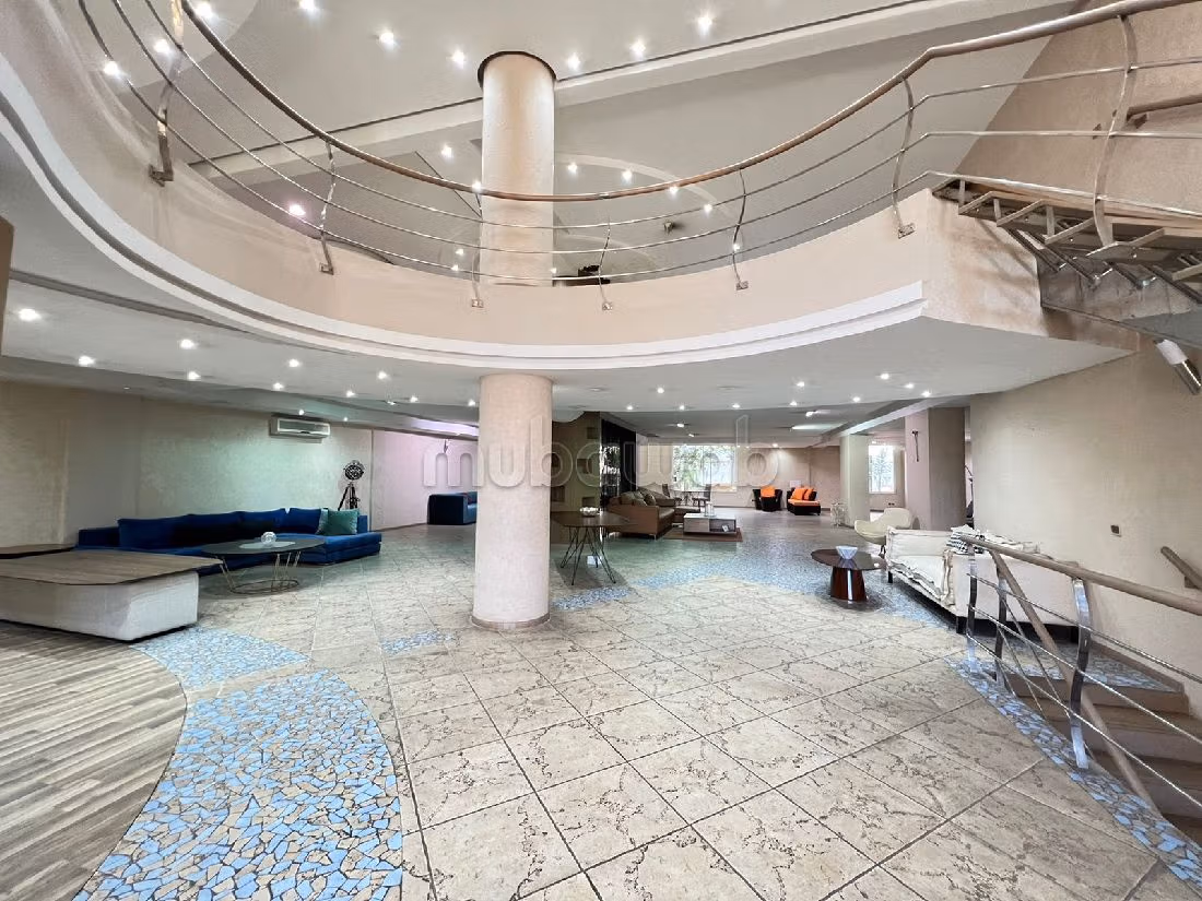 Commercial office for rent in Racine, 625 m² — Photo 2