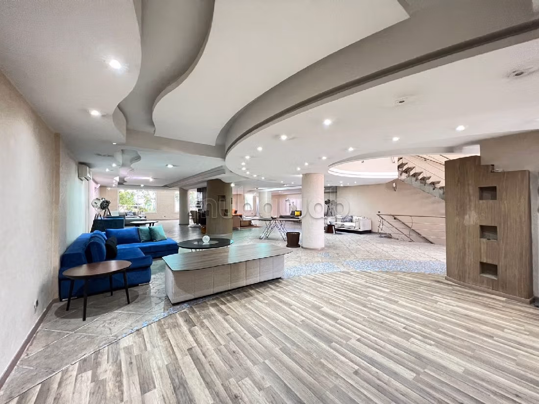 Commercial office for rent in Racine, 625 m² — Photo 4