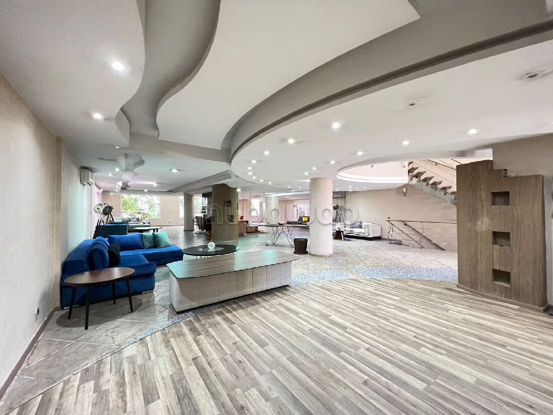 Commercial office for rent in Racine, 625 m² — Photo 3
