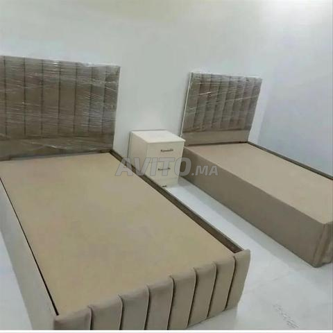 Ensemble de 2 lits simples et table de chevet à vendre à Agadir — Photo 2