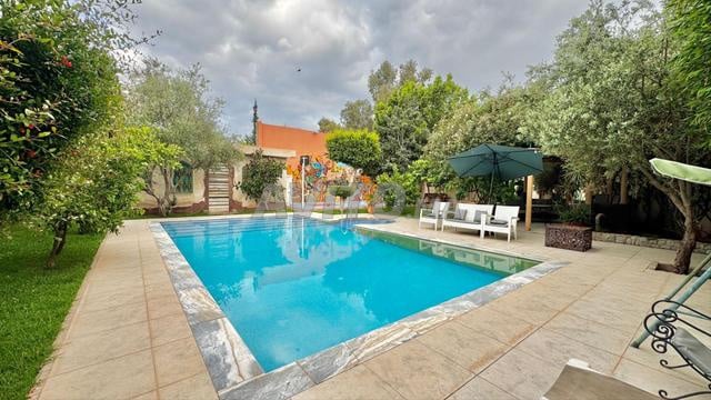 Villa with Pool and Basketball Court