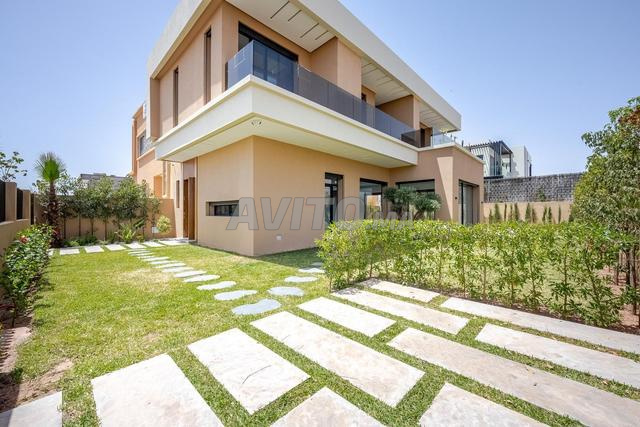 LUXURY VILLA FOR SALE