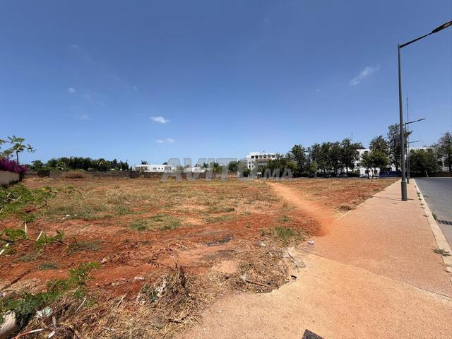 Vente terrain 4500m² à 300m du Méga Mall