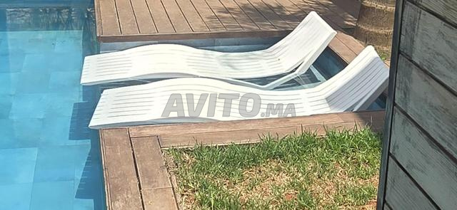 À vendre 2 relax de piscine en résine durable