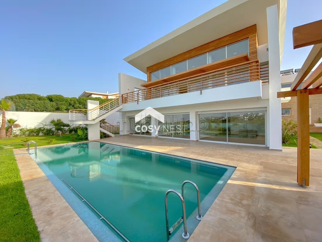 Green city, new isolated villa in front of golf course