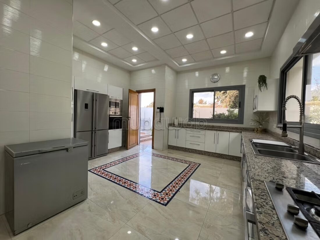 Villa 1000 m² à louer à Rabat – Souissi — Photo 24