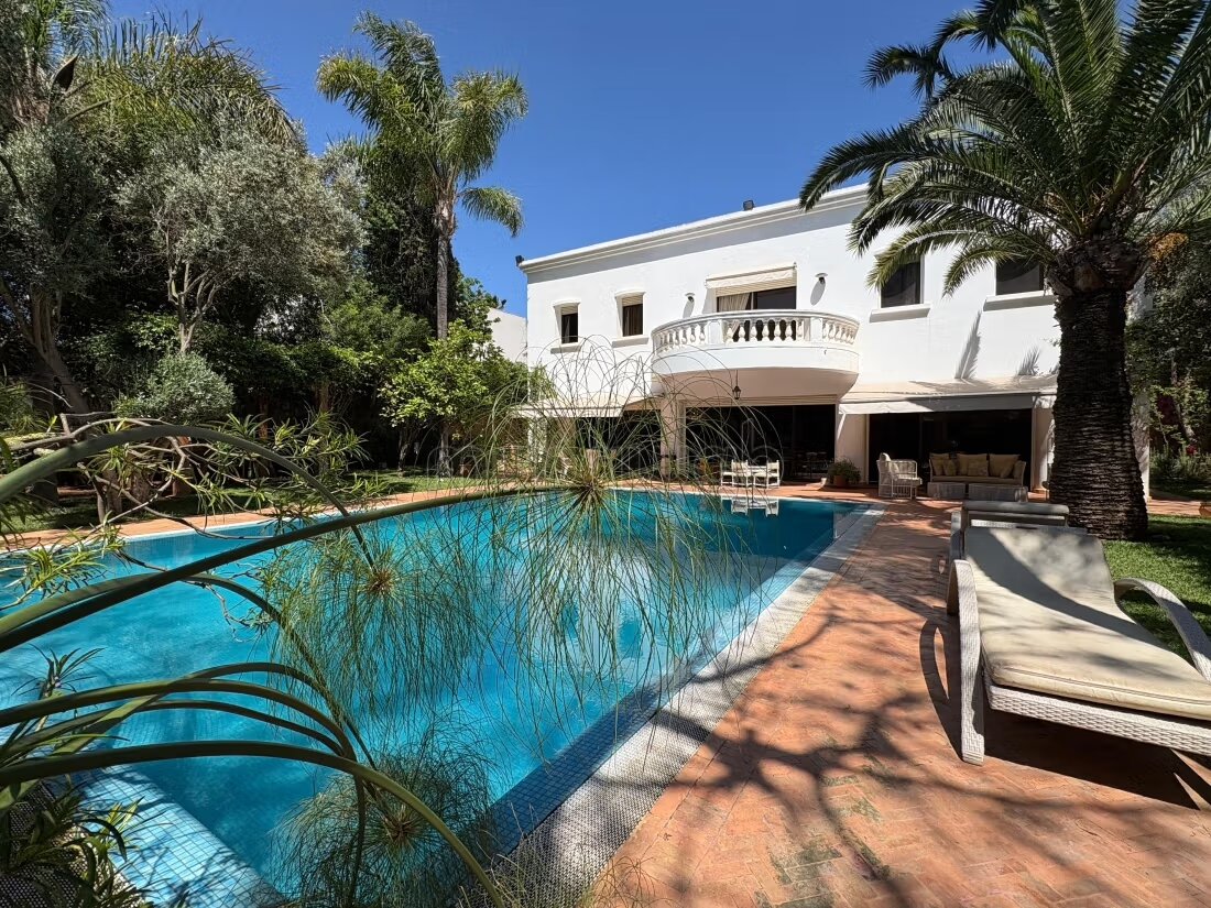 Villa for sale in California with 4 bedrooms and pool